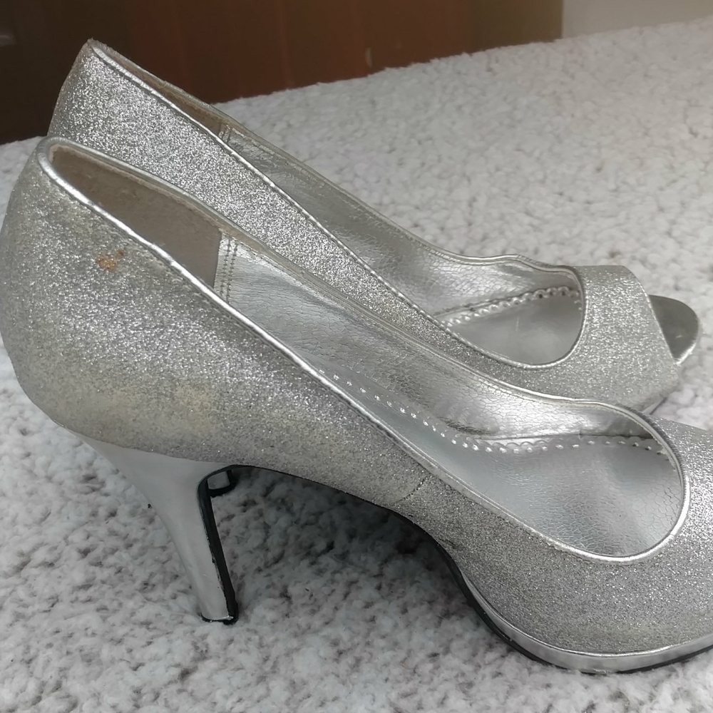 Shoe - Picture 2 of 3